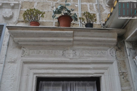 Frasi ospitali, religiose e anti invidia: i fregi in latino a Bari Vecchia